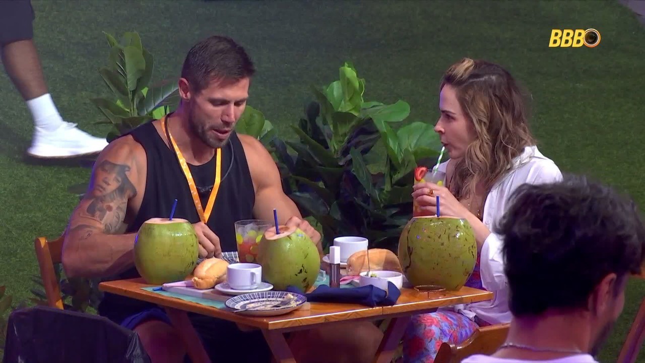 Ana Paula Renault faz convite a Jonas Sulzbach: 'Prometo que não mordo, só se você pedir'