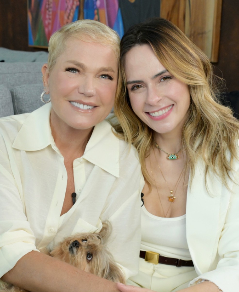 Xuxa posta fotos com Ana Paula Renault: 'Doida pra te dar esse abraço' |  Gshow