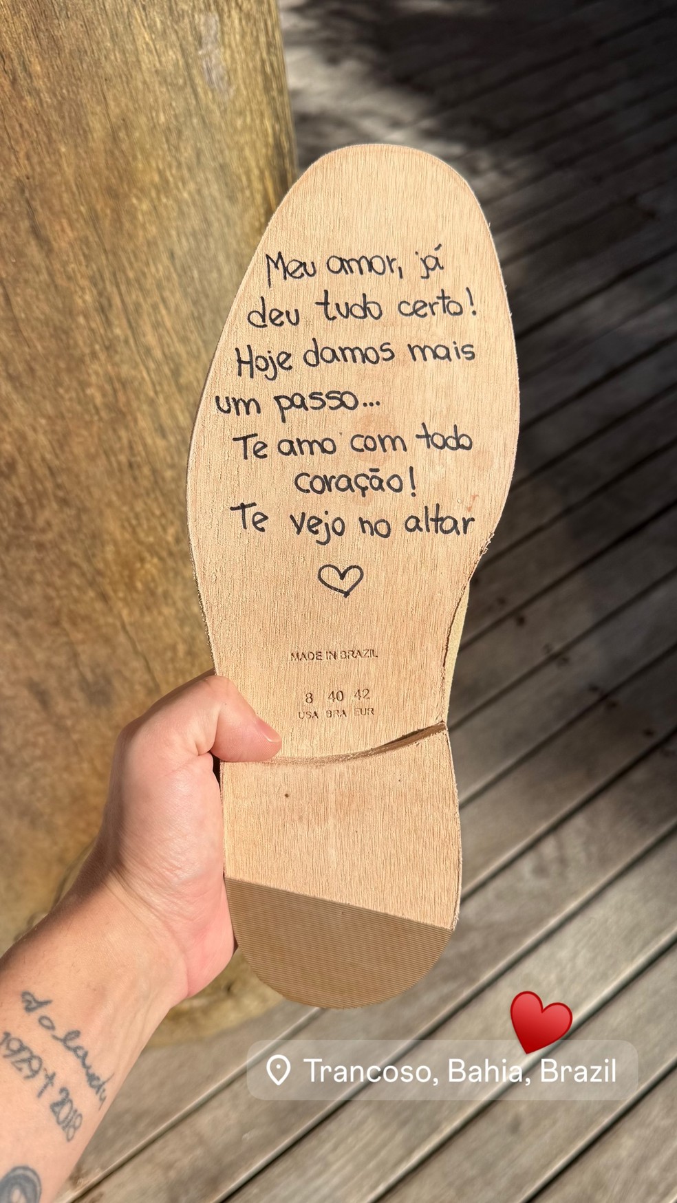 Guilherme compartilha declaração de amor em uma sola de sapato, no dia do casamento — Foto: Instagram