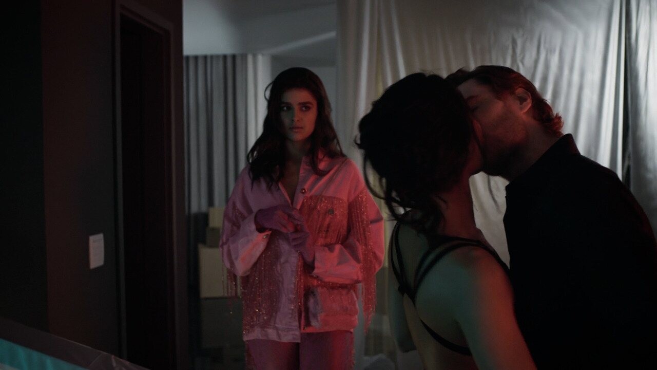 Lua faz book rosa com um casal