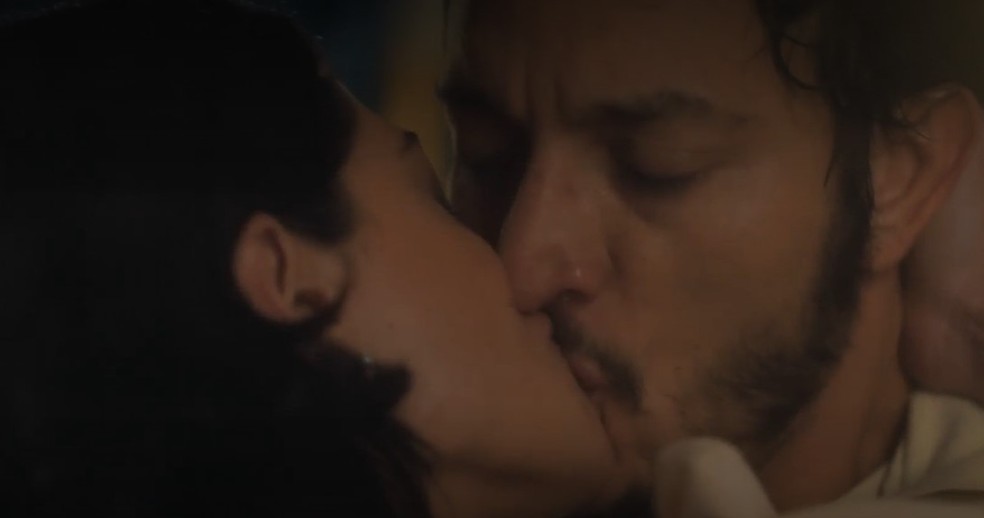 Em Amor Perfeito, Frei João e Darlene vão se beijar — Foto: Reprodução/TV Globo