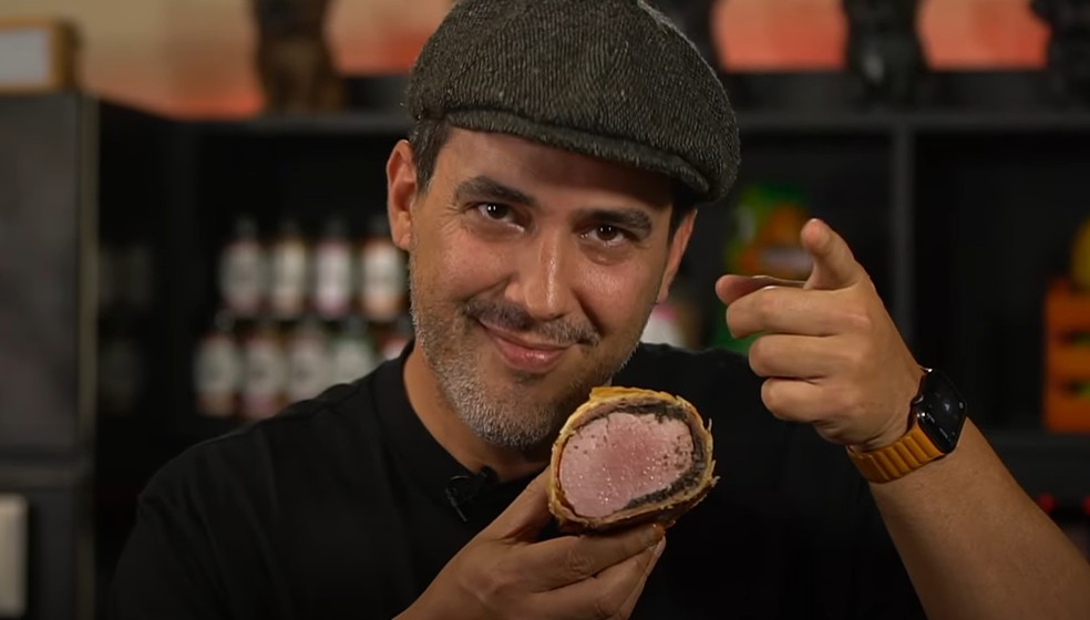 Andre Marques cozinha em seu canal no Youtube — Foto: Reprodução