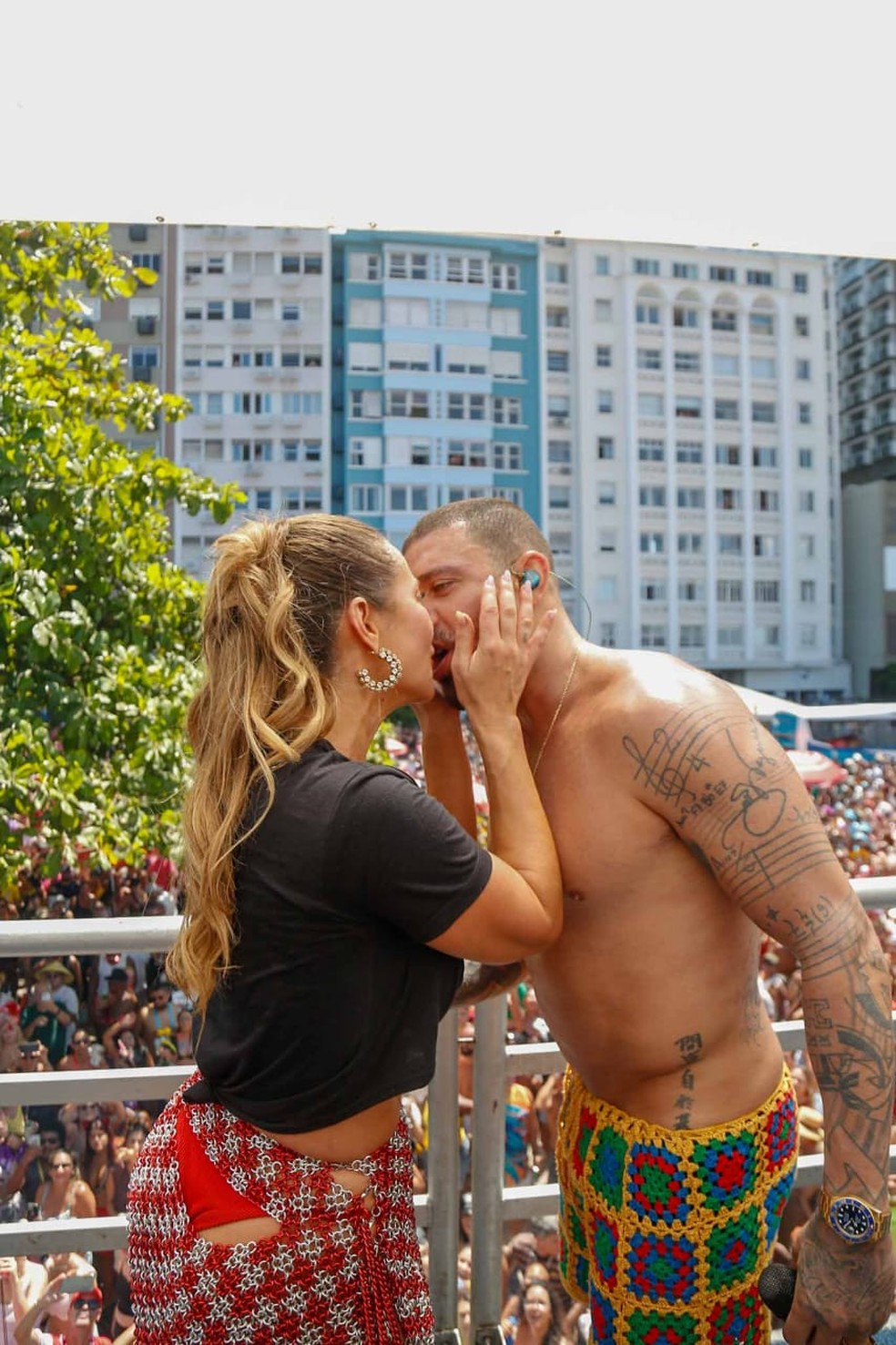Diogo Nogueira canta em seu bloco de Carnaval com conjunto de