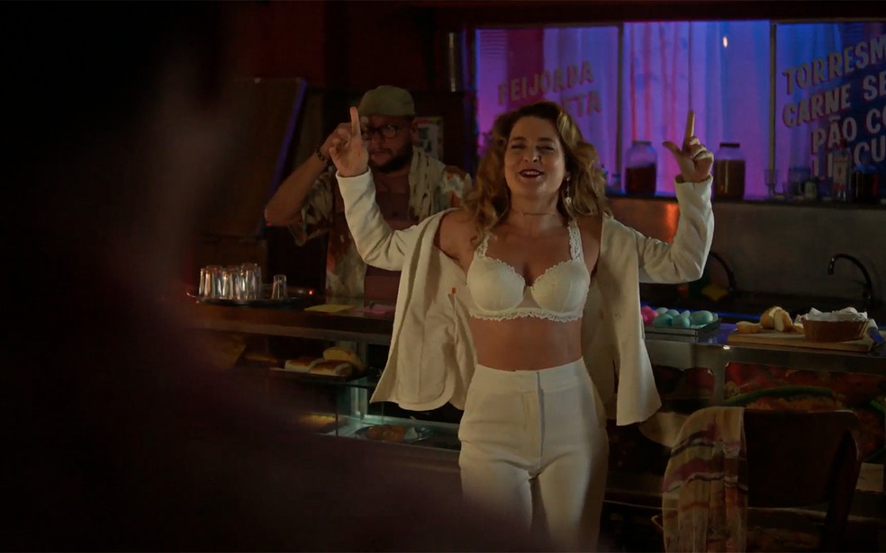 Filipa entra em surto em bar com desconhecidos em Dona de Mim — Foto: Globo