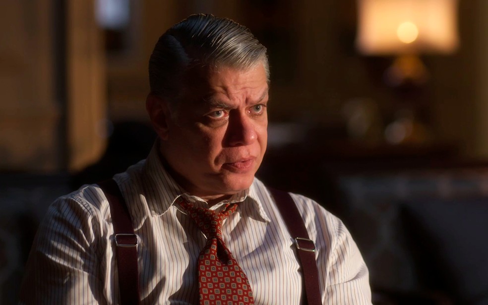 Juliano (Fabio Assunção) recebe conselho para ameaçar Clarice (Carol Castro) em Garota do Momento — Foto: Globo
