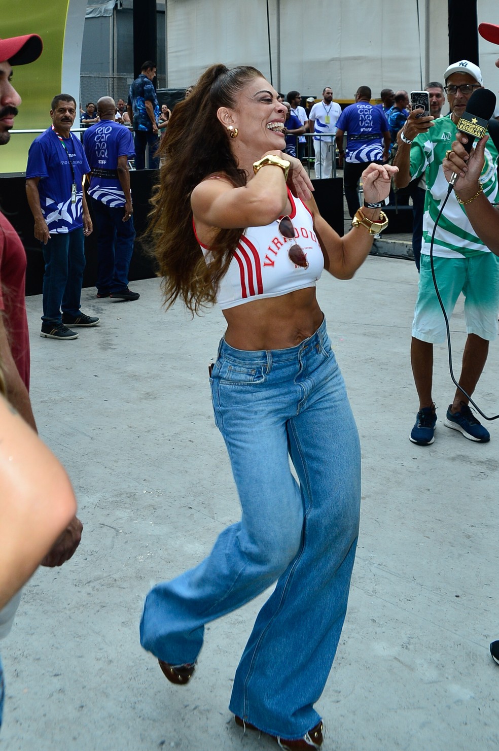 Juliana Paes e Lore Improta dançam juntas após vitória da Viradouro — Foto: AgNews