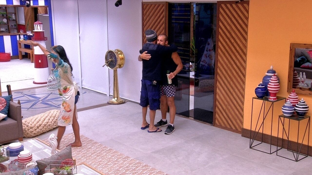 Ayrton abraça Breno e Kaysar e diz: 'Boa sorte para vocês' | Gshow