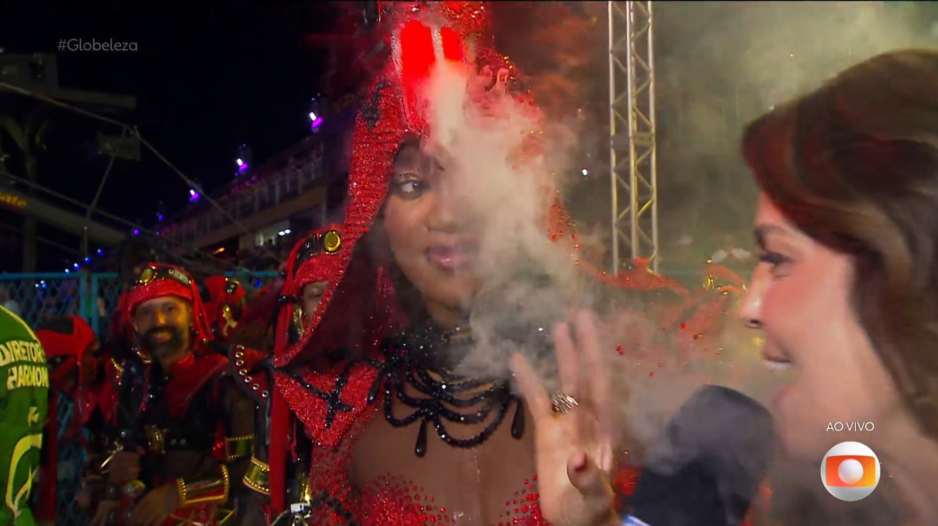 IZA desfila como serpente vermelha em fantasia com efeito especial na Sapucaí