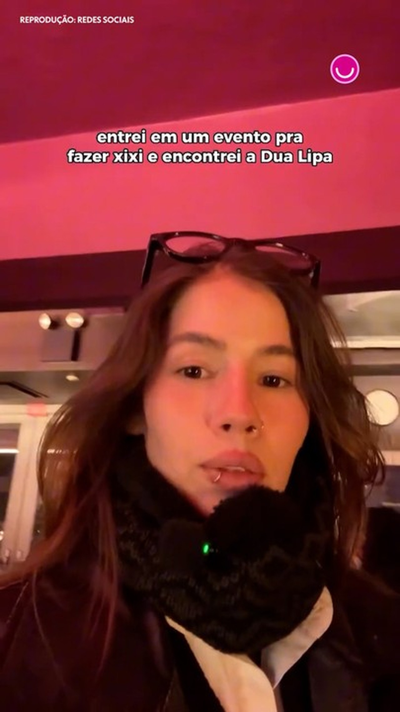 Brasileira encontra Dua Lipa em evento internacional e cantora enaltece o país: 'Me diverti muito lá'