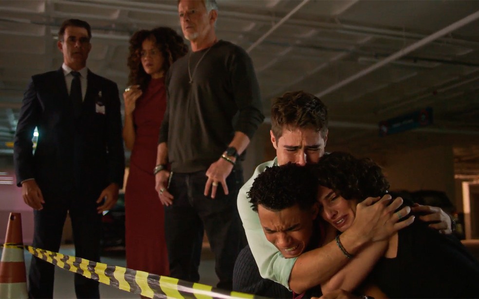 Família Boaz se desespera com morte de Abel em Dona de Mim — Foto: Globo