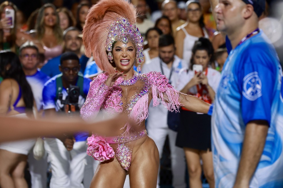 Monique Rizzeto com a Acadêmicos de Niterói — Foto: Roberto Filho/Brazil News