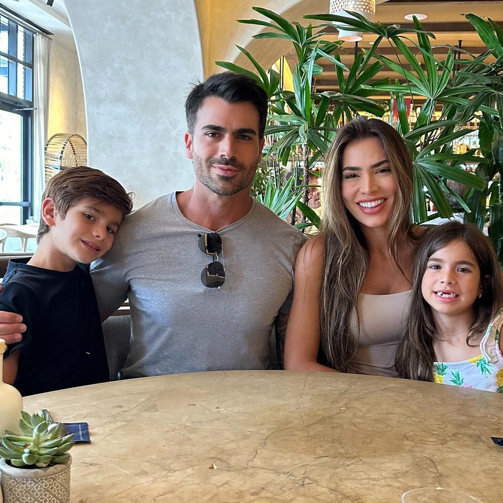 Adriana Sant'Anna, Rodrigão e os filhos — Foto: Reprodução/Instagram