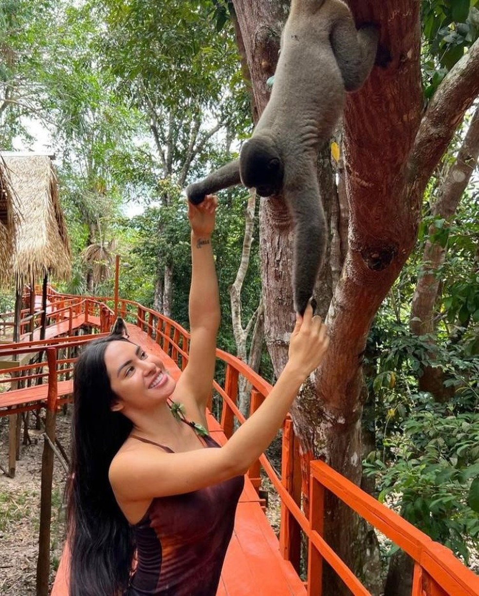 Isabelle se relaciona com diversos animais silvestres da região — Foto: Reprodução/Instagram