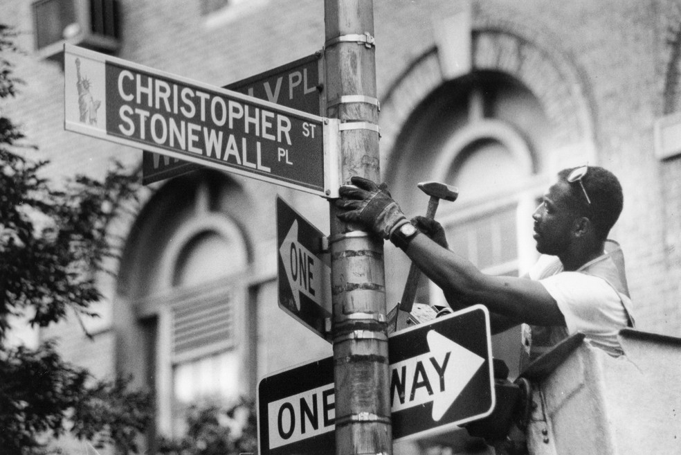 A Rua Christopher, em Nova York, se tornou um endereço histórico e marca o início da Parada do Orgulho na cidade — Foto: Erica Berger/Newsday RM via Getty Images