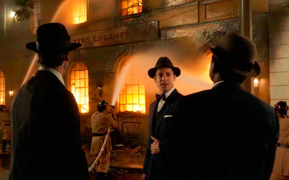 Celso (Rainer Cadete) constata que a fábrica ficará totalmente destruída em Êta Mundo Melhor! — Foto: Globo