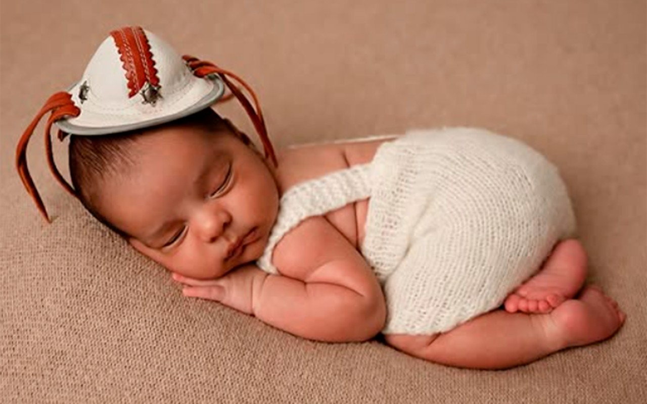 Ary Mirelle mostra ensaio newborn de Joaquim com chapéu no estilo de João Gomes