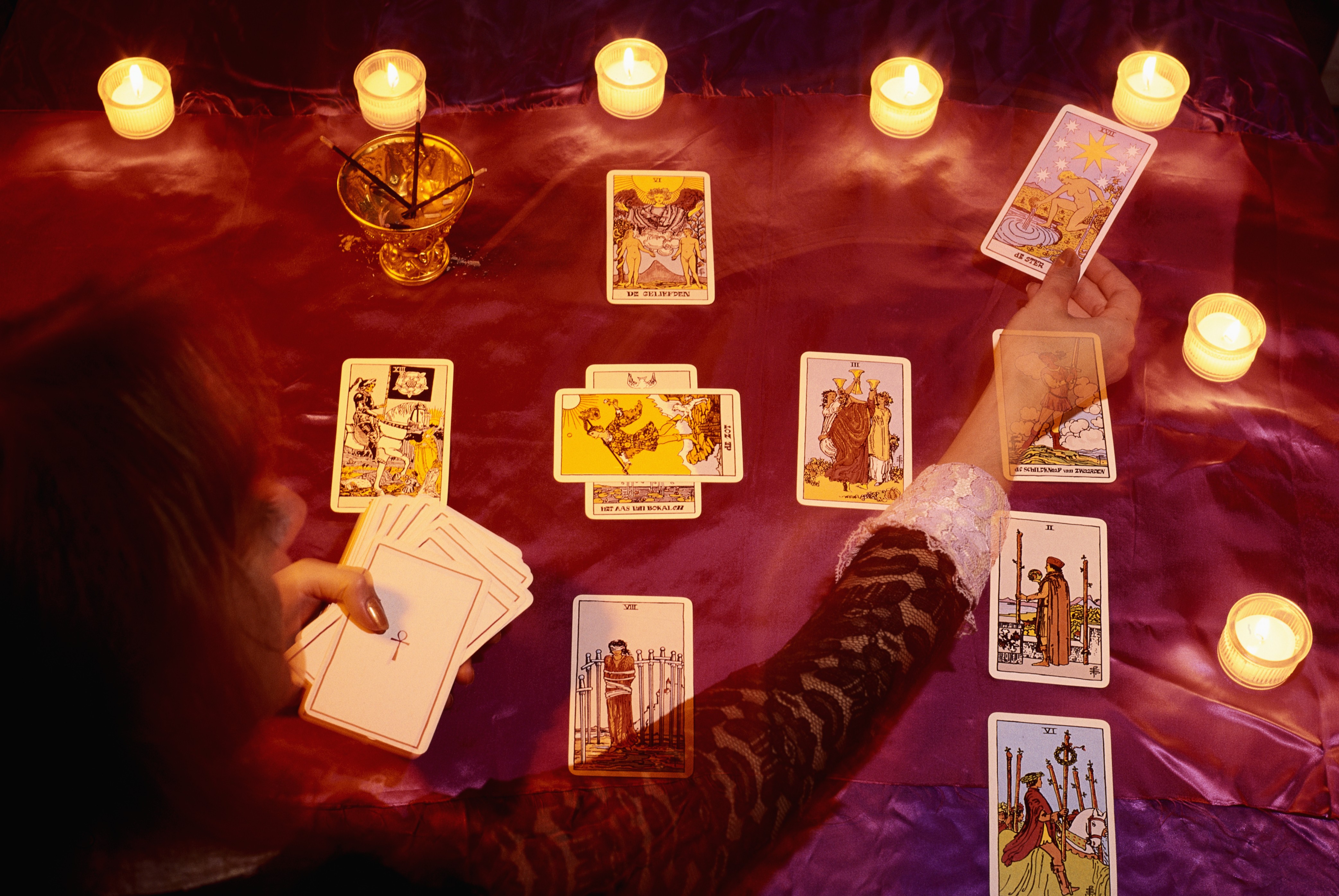 Trabalho, amor e saúde: as previsões do Tarot para abril de 2026
