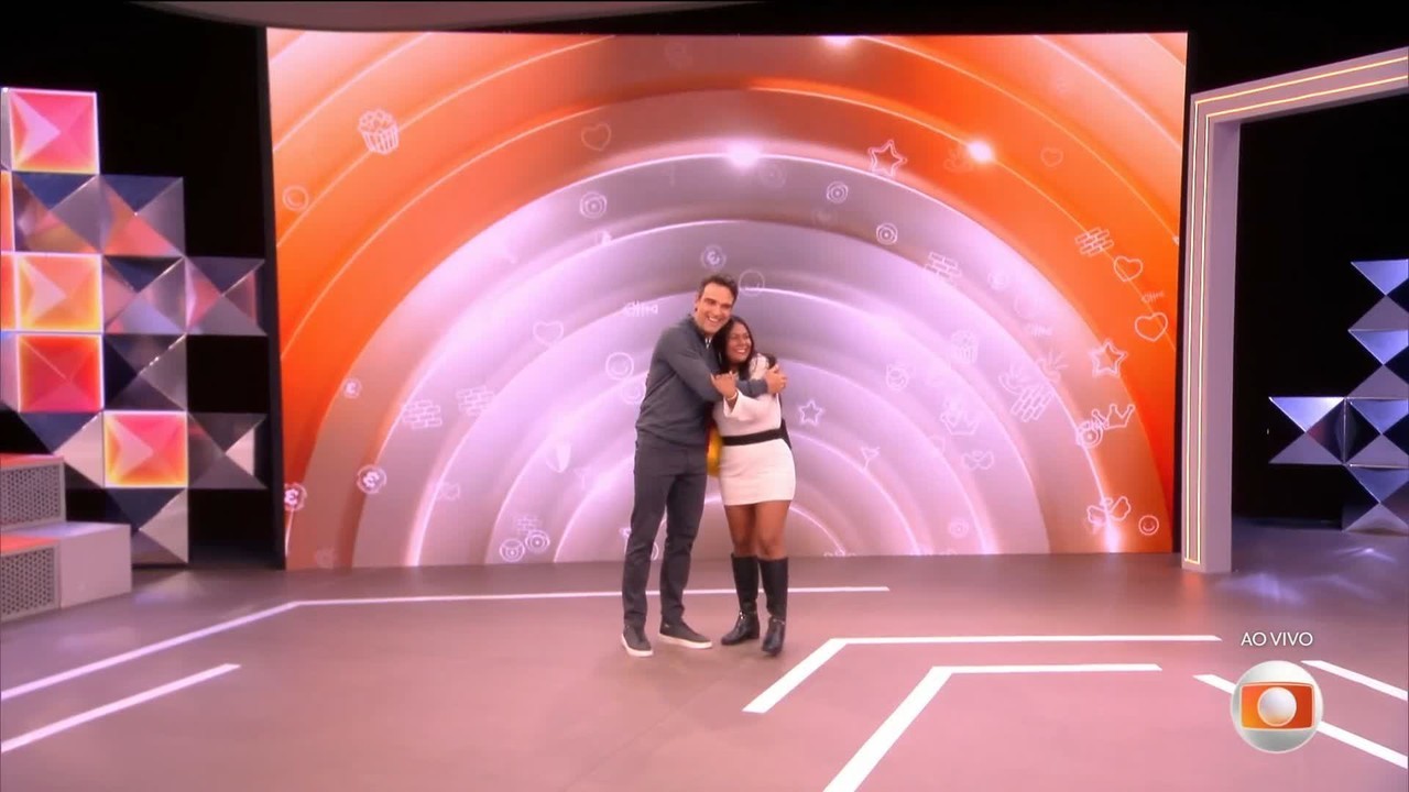 Tadeu Schmidt recebe Chaiany, e 12ª eliminada do BBB 26 faz pedido para Ana Maria Braga