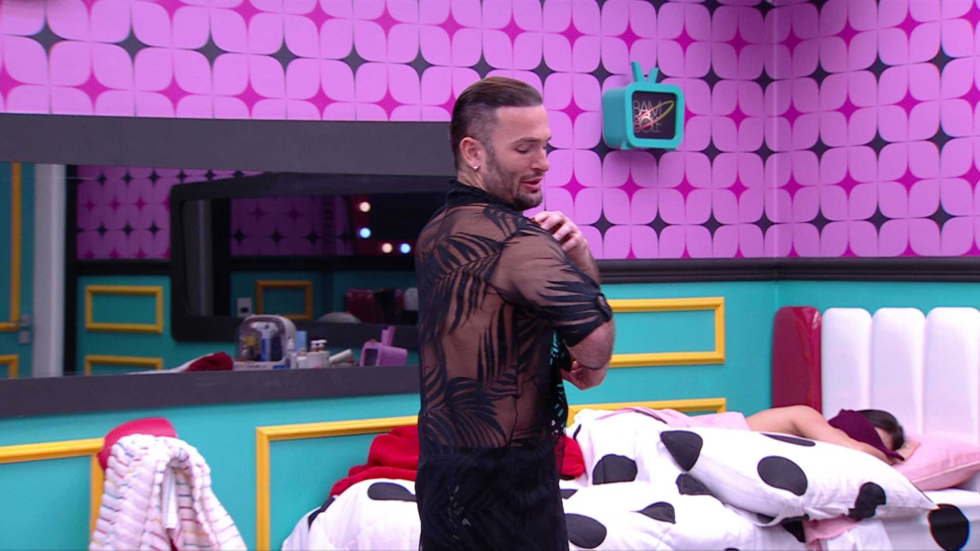 Diego Hypolito desfila com roupa encontrada no Quarto Anos 50 e diverte brothers