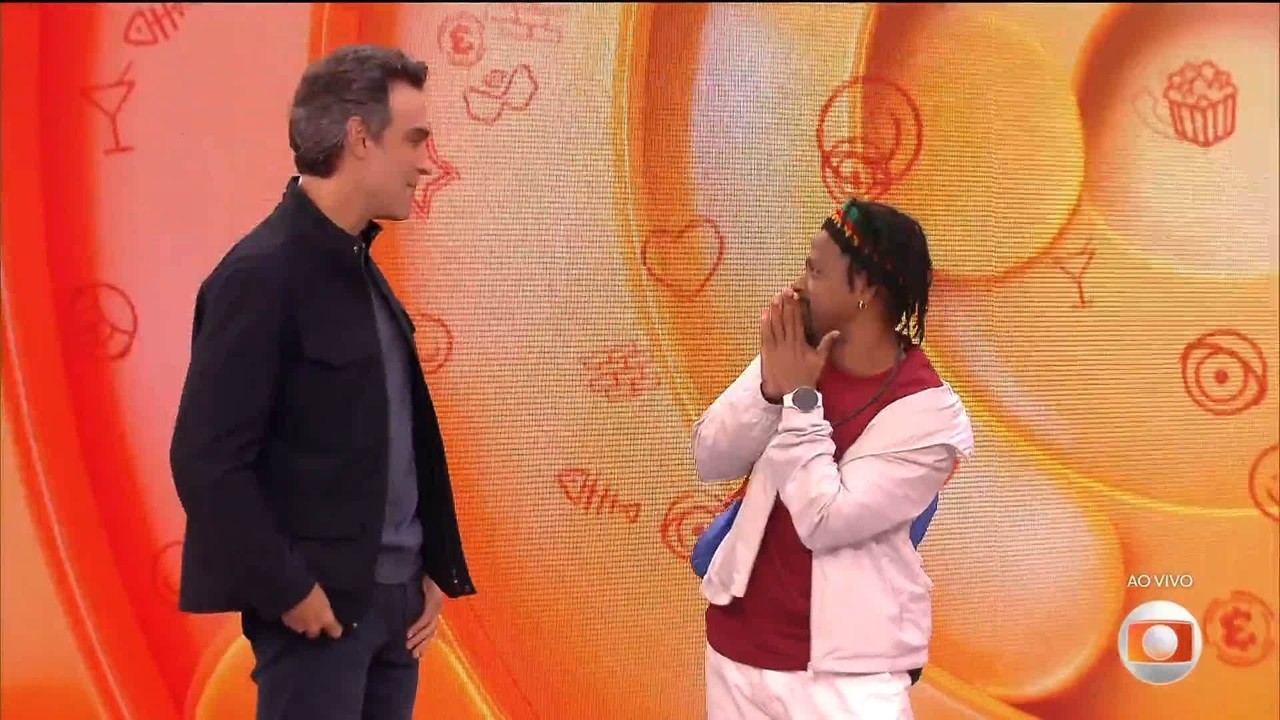 Tadeu Schmidt recebe Leandro, e 15ª eliminado declara: 'Precisava resistir pela minha filha'