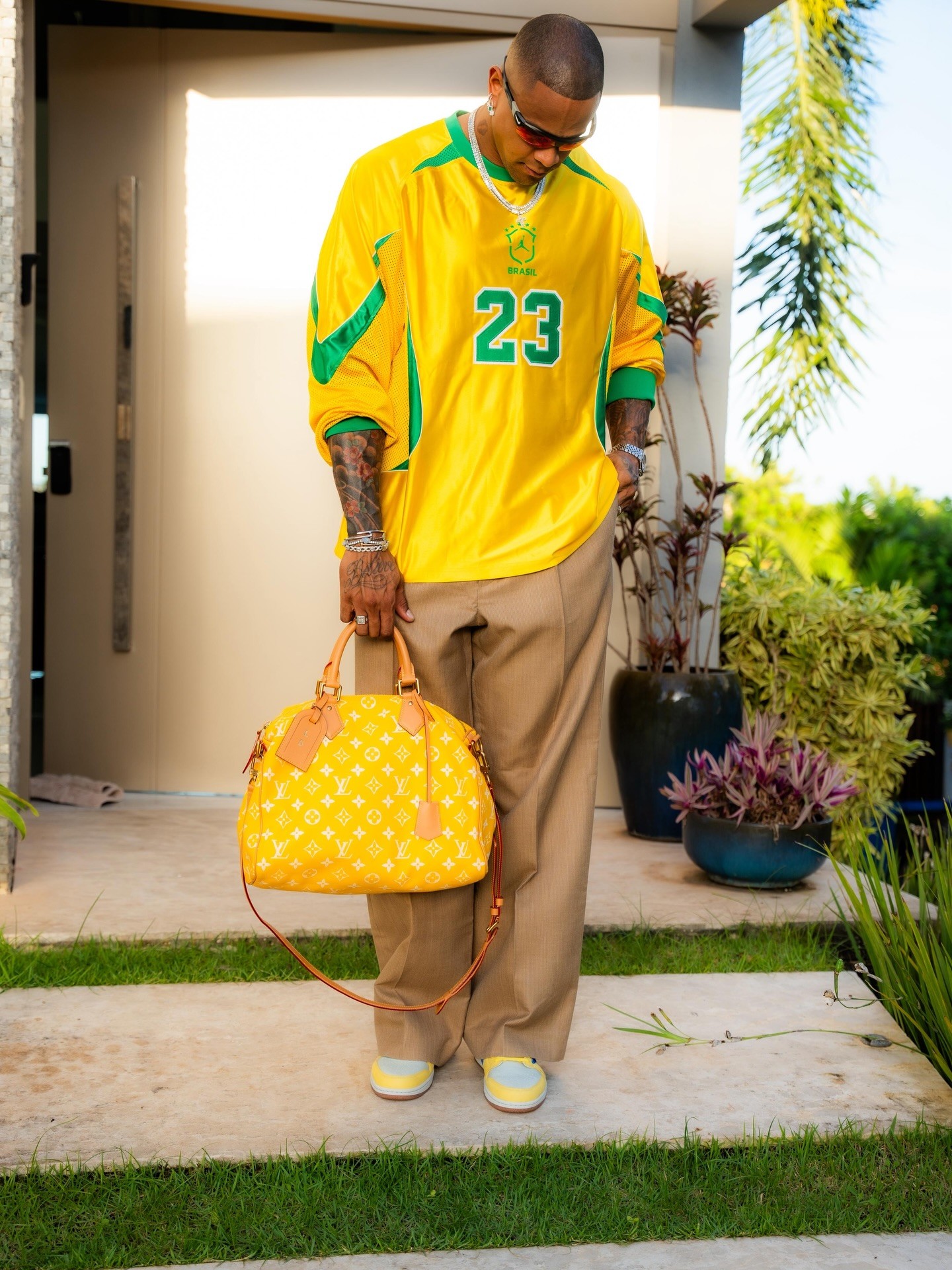 Léo Santana aposta em bolsa de luxo de R$ 70 mil para marcar aniversário; fotos