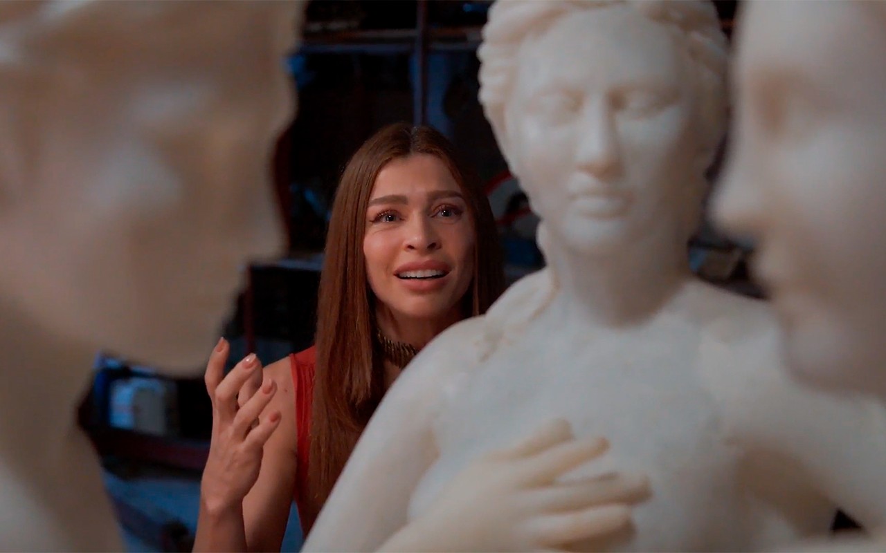 Três Graças: Arminda se agarra às Três Graças e percebe que dinheiro que estava na estátua sumiu