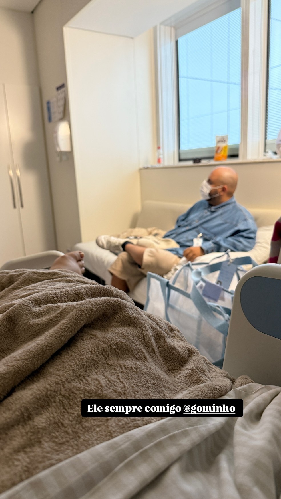 Preta Gil faz primeira postagem após cirurgia com foto do amigo Gominho: 'Sempre comigo' — Foto: Instagram