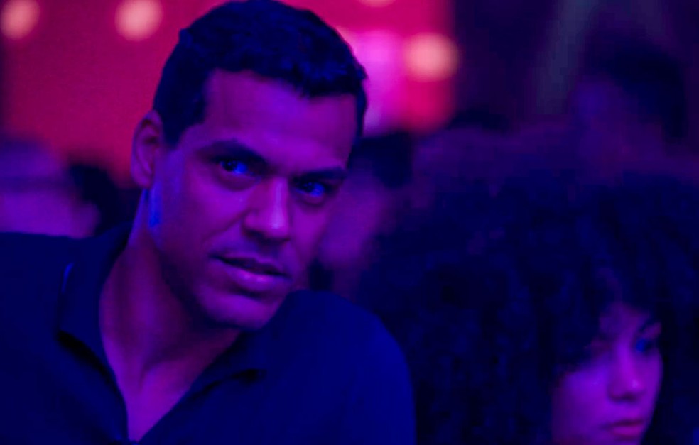 José Bento (Marcello Melo Jr.) decide ajudar Zinha (Samantha Jones) e a leva para uma festa em Renascer — Foto: Globo