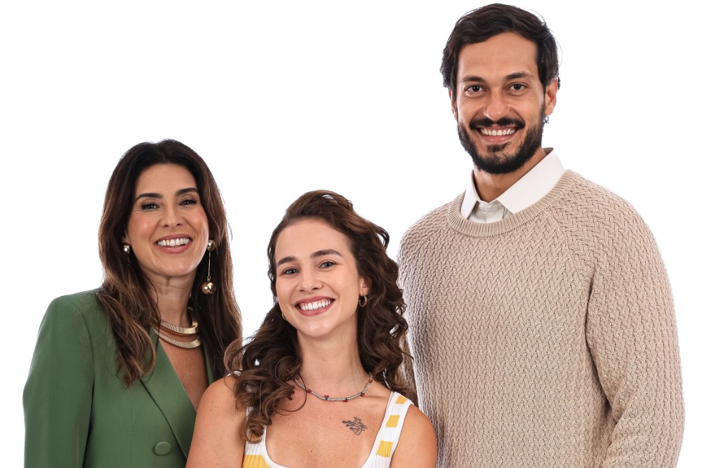 Valentina (Fernanda Paes Leme), Carolina (Laryssa Ayres) e Fernando (Raphael Vianna) — Foto: Ricardo Bufolin/Globoplay