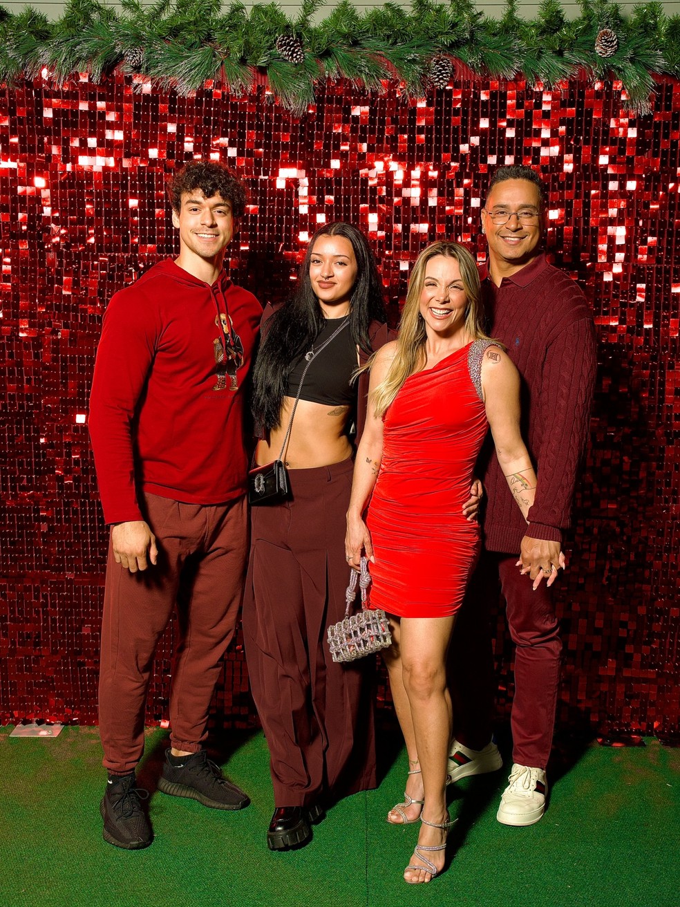 Carla Perez e Xanddy posam com a família nos EUA: 'Desejamos um