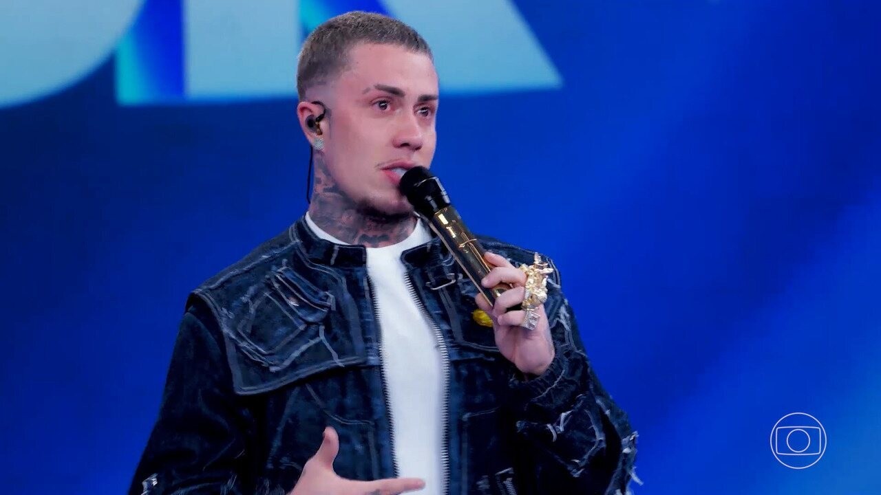 MC Daniel chora ao falar sobre o filho no Domingão: 'Muito ansioso'