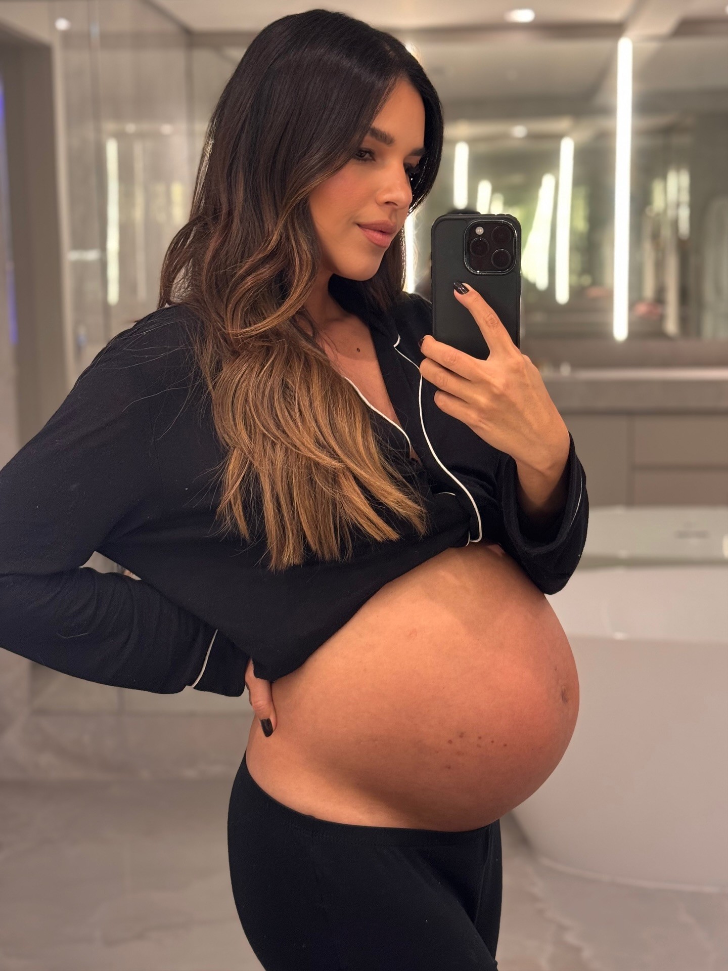 Mariana Rios exibe barrigão na reta final da gravidez de Palo