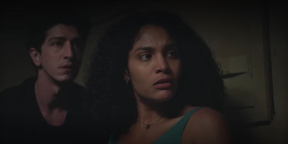 Aline (Barbara Reis) e Daniel (Johnny Massaro) são surpreendidos em momento íntimo — Foto: Globo