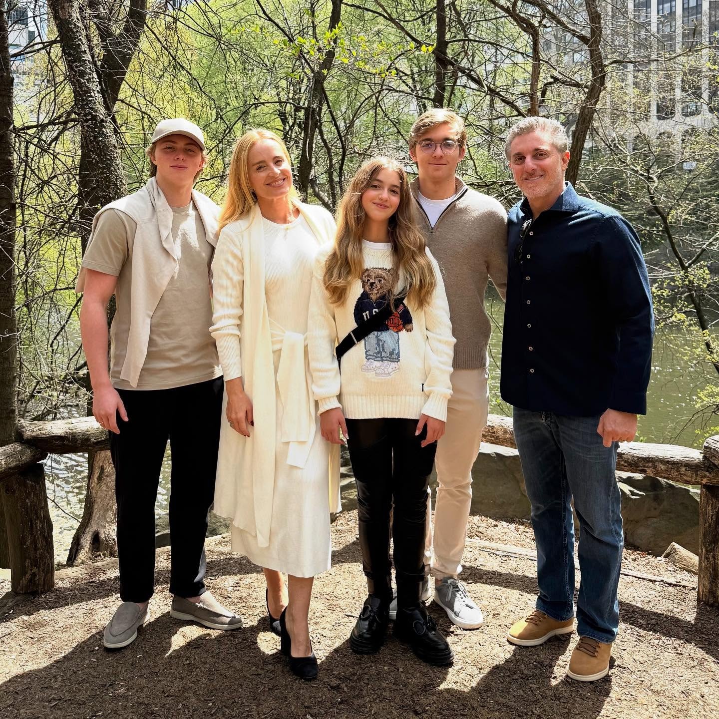 Luciano Huck mostra Páscoa ao lado de Angélica e dos filhos