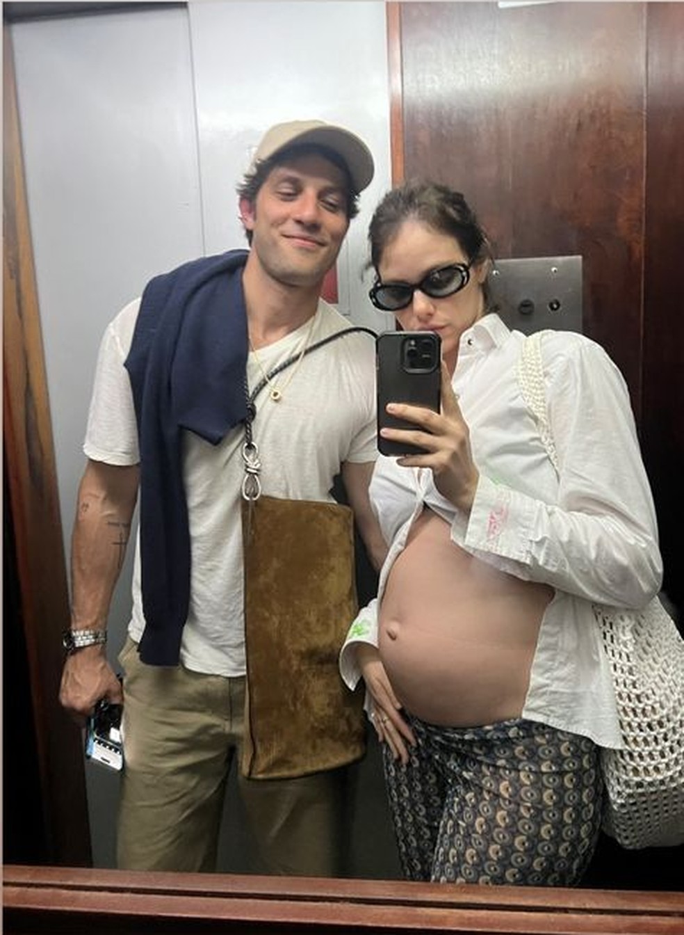 Laura Neiva exibe barriguinha de grávida do terceiro filho ao lado de Chay Suede — Foto: Instagram