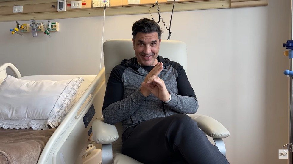 Edu Guedes brinca que tem sete vidas, igual os gatos — Foto: Reprodução: YouTube