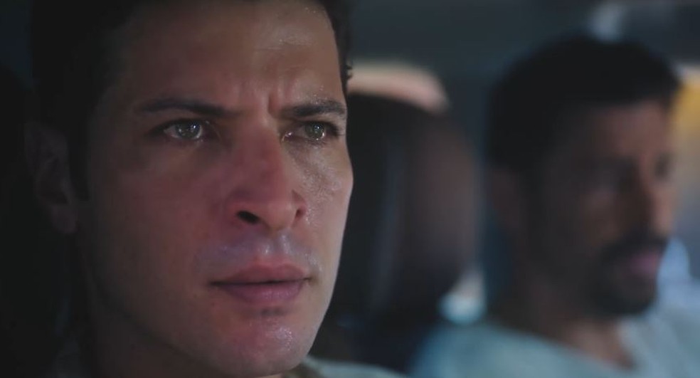 Terra e Paixão: Luigi é feito de refém por assassino de Nice — Foto: Globo