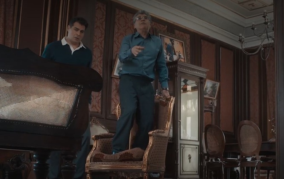 Anselmo vai pular na cadeira, tamanho o medo em relação ao rato — Foto: Reprodução/TV Globo