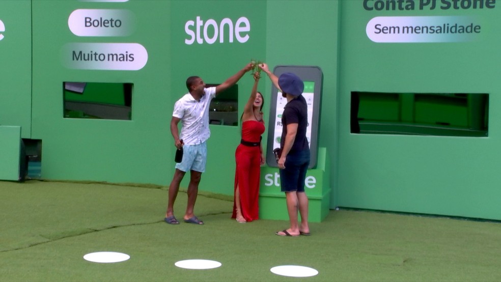 Finalistas do BBB 24 estouram champanhe em ação na casa e comemoram — Foto: Globo