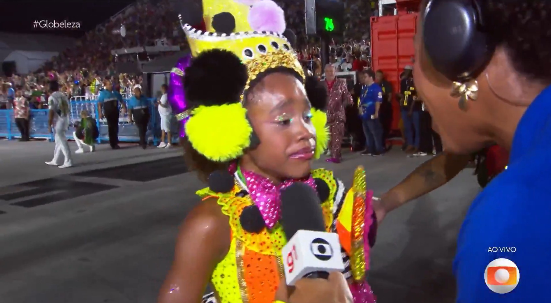 Carnaval: integrante mirim se emociona após desfile da Mocidade; vídeo
