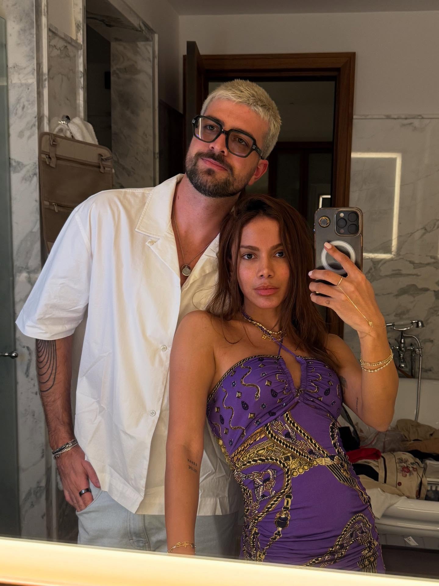 Anitta compartilha vídeo com o namorado assistindo vídeos de fãs; veja