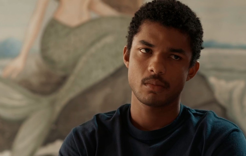 Em Renascer, João Pedro (Juan Paiva) diz que pode desistir do casamento com Sandra (Giullia Buscacio) — Foto: Globo