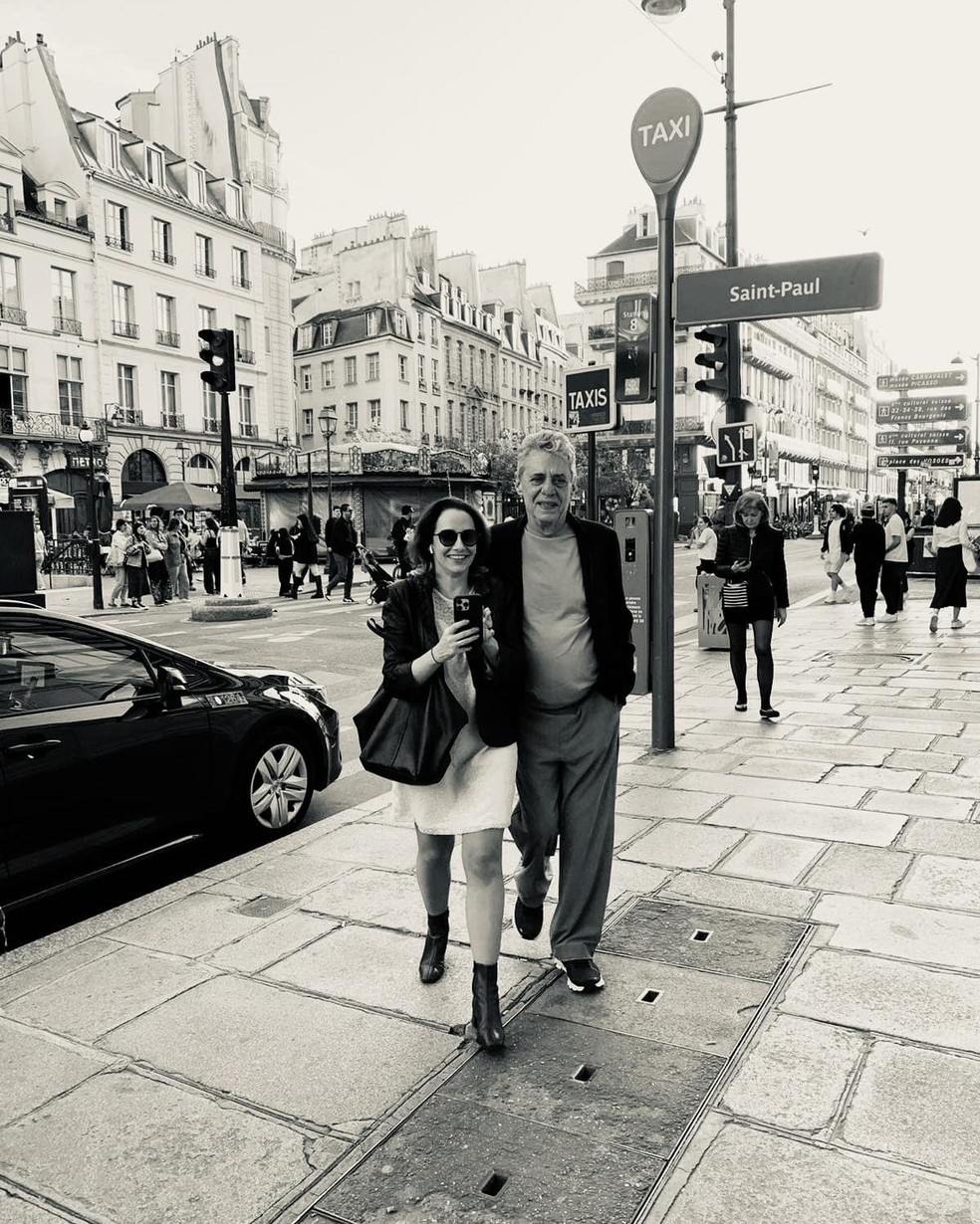 Chico Buarque faz 80 anos e é celebrado pela esposa, Carol Proner, em Paris — Foto: Reprodução/Instagram