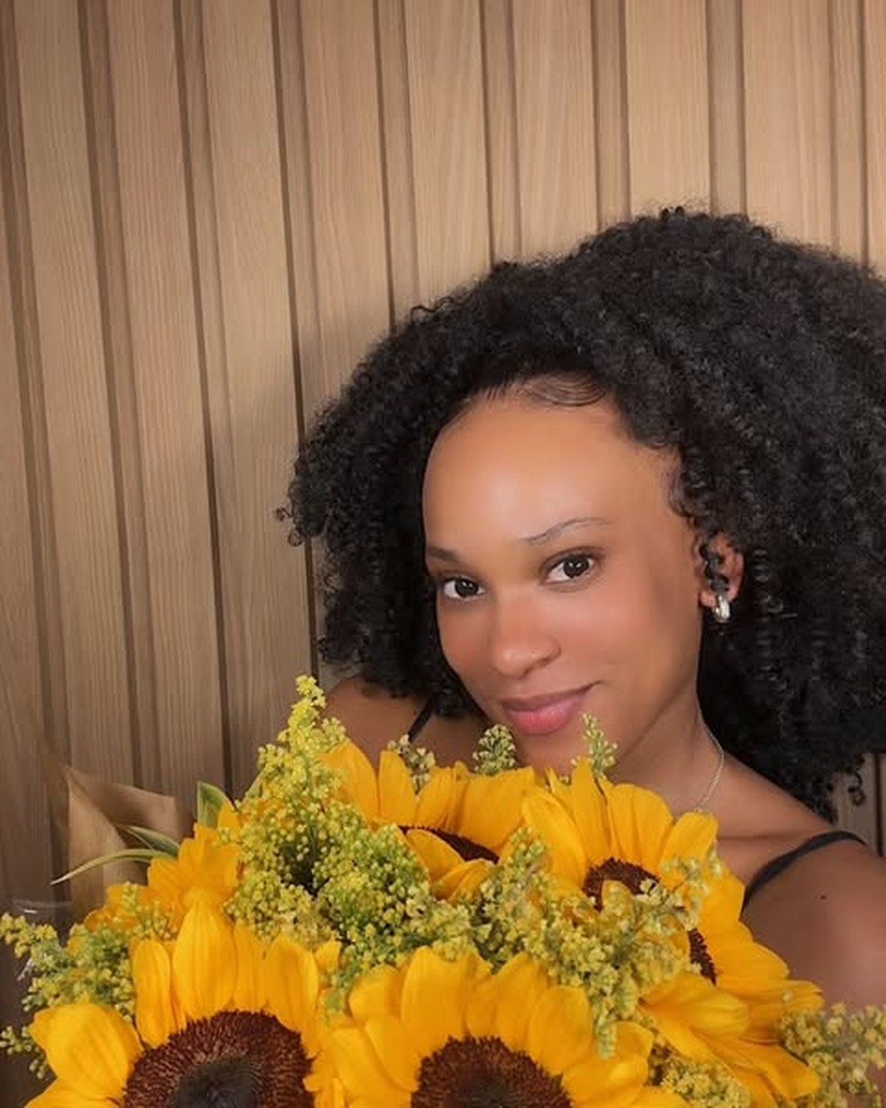 Rebeca Andrade exibe buquê de girassóis — Foto: Reprodução/Instagram
