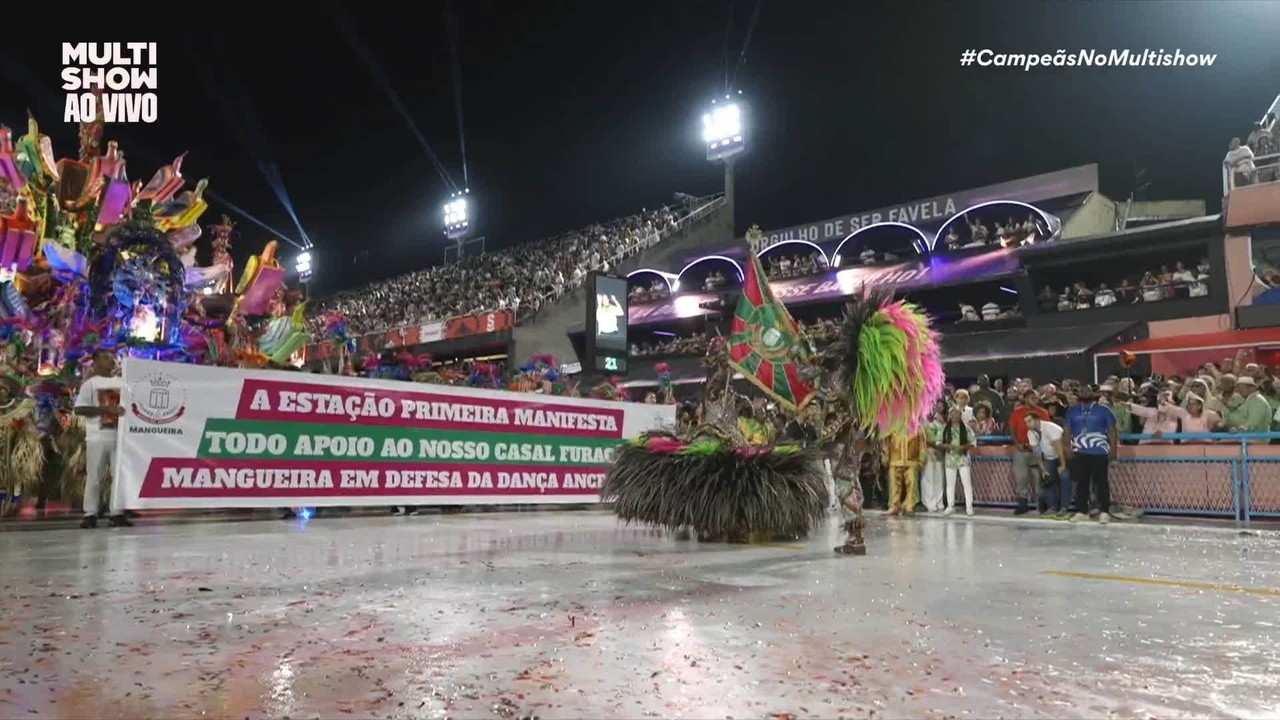 Mangueira desfila com faixa em protesto a notas no quesito Mestre-Sala e Porta-Bandeira