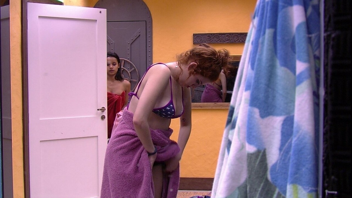 Ana Clara se descuida e deixa toalha cair