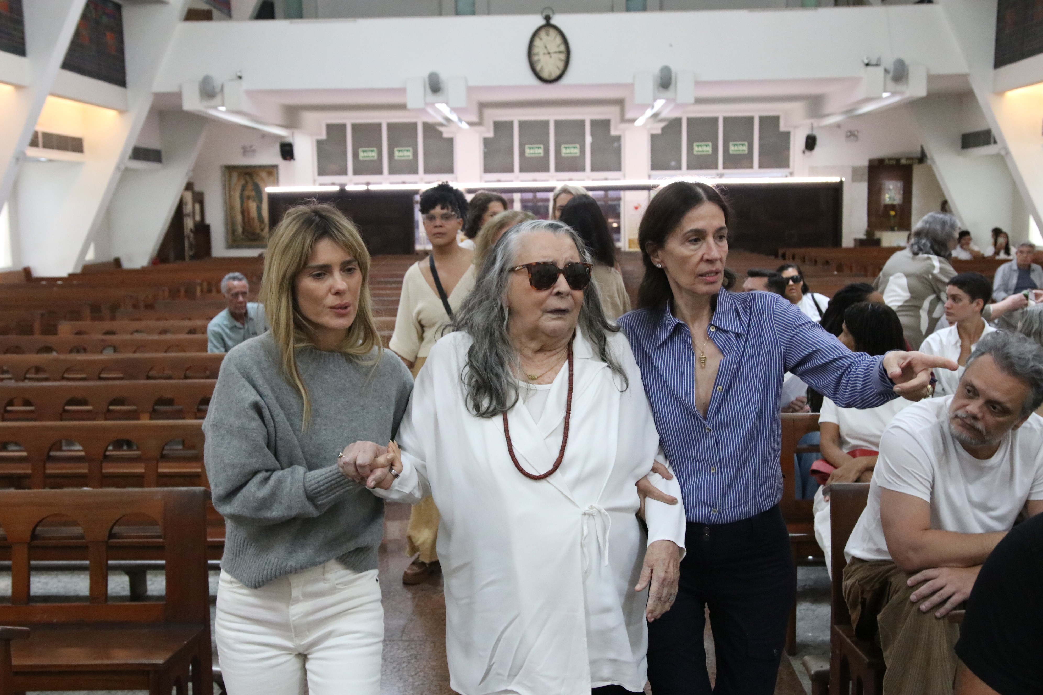 Famosos se reúnem para homenagear Preta Gil em missa de um ano de sua morte