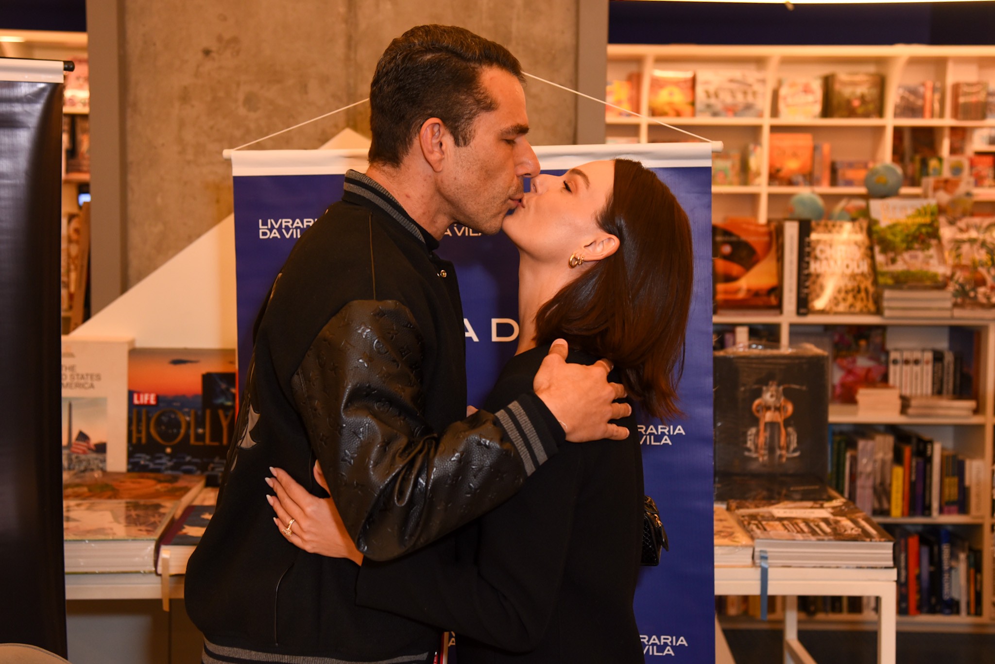 Isis Valverde prestigia Marcos Buaiz durante lançamento do livro em São Paulo