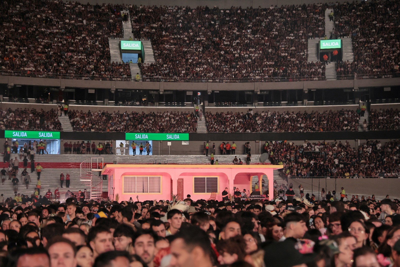 Marjorie Estiano, Liniker e mais famosos marcam presença no primeiro show de Bad Bunny em São Paulo
