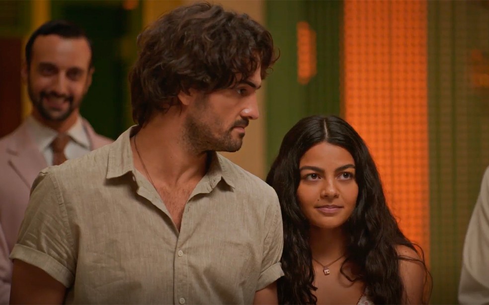 Quinota chega com Artur para jantar com a ex-namorada dele em No Rancho Fundo — Foto: Globo